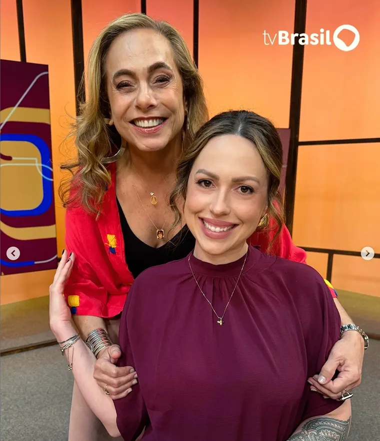 Carolina Mueller com Cissa Guimarães no estúdio da TV Brasil