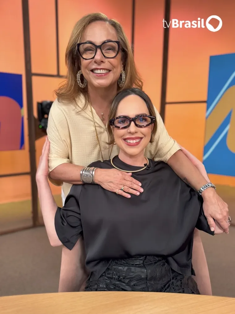 Carolina Mueller com Cissa Guimarães no estúdio da TV Brasil